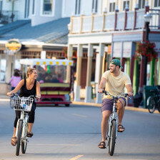 Radtour entlang der Main Street auf der autofreien Insel Mackinac Island, Michigan