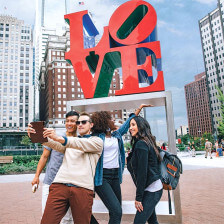 Die „LOVE“-Skulptur im LOVE Park, Philadelphia, Pennsylvania