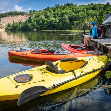 Kajaktour auf dem AuSable River in der Nähe von Oscoda, Michigan