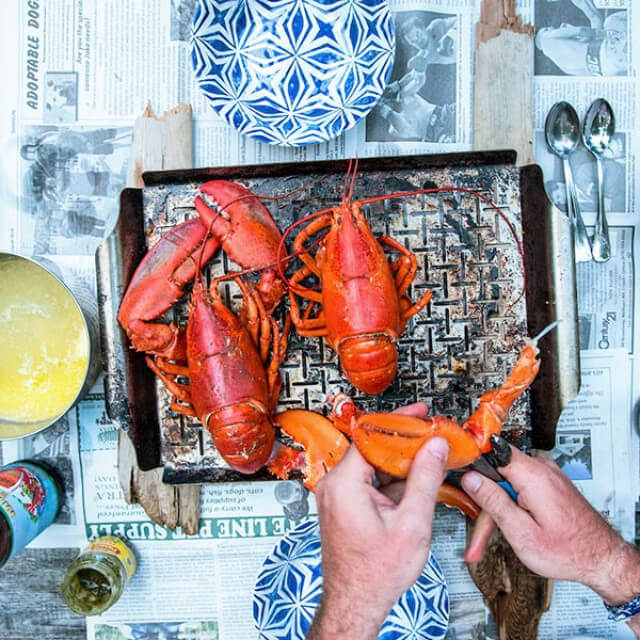 Auf traditionelle Weise angerichteter Hummer in Maine