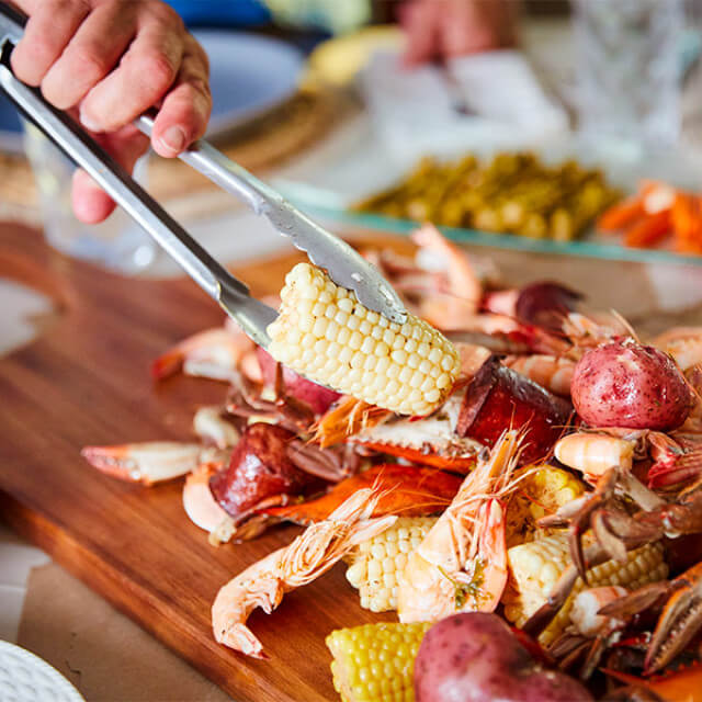Ein traditioneller Low Country Boil in McClellanville nahe Charleston, South Carolina