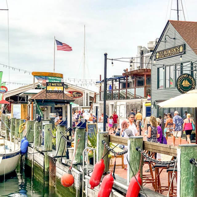 Cafés und Geschäfte am Bowen's Wharf in Newport, Rhode Island