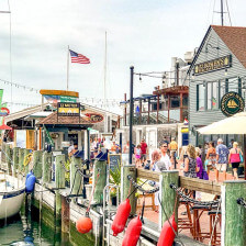 Cafés und Geschäfte am Bowen's Wharf in Newport, Rhode Island