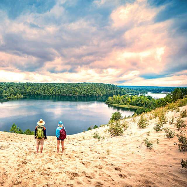 Uferkulisse in den Au Sable River Dunes, Michigan