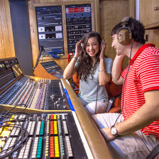 Besucher an einem Mischpult im Muscle Shoals Sound Studio in Sheffield, Alabama