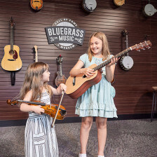 Kinder an Instrumenten aus dem Bluegrass Museum in Kentucky