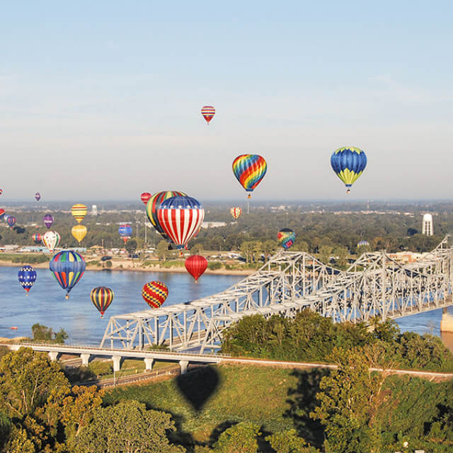 Heißluftballons beim Natchez Balloon Festival in Mississippi
