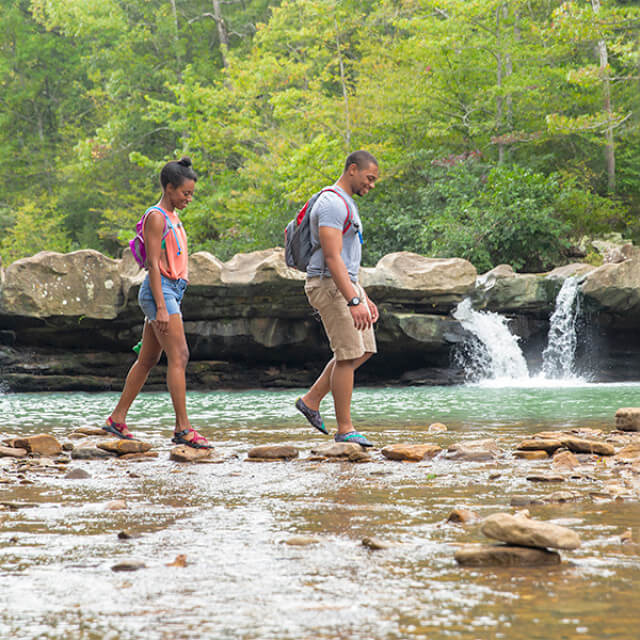 Wanderer vor kleinen Wasserfällen in der Kings River Falls Natural Area in Witter, Arkansas