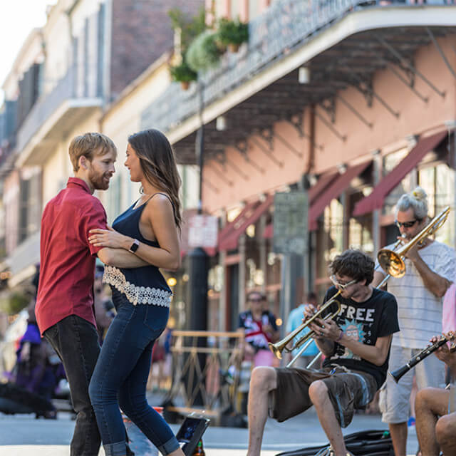 Straßenmusiker vor Publikum in New Orleans, Louisiana