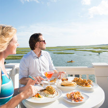 Gäste auf einer Terrasse mit Blick auf die Bucht in South Carolina
