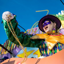 Perlenwerfen bei einer Mardi Gras-Parade in Louisiana