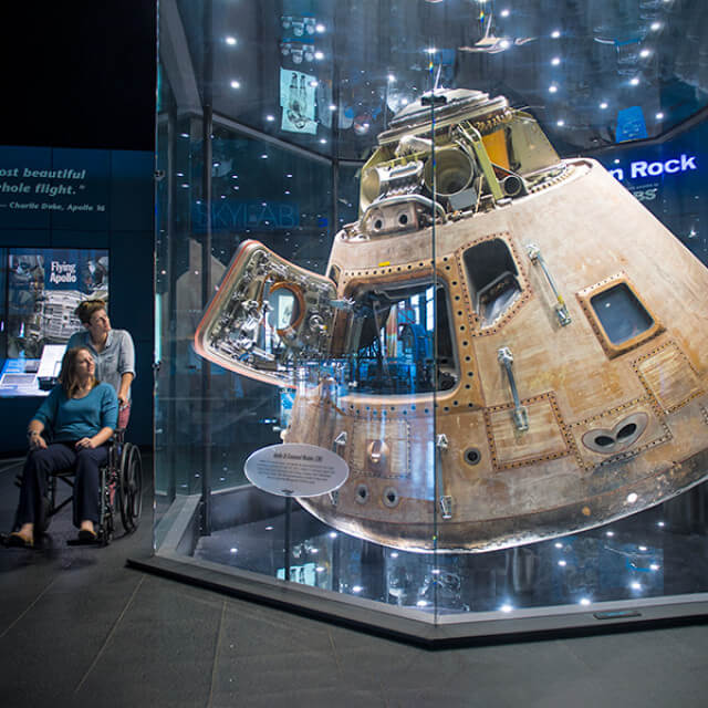 Besucher an der Mondkapsel im U.S. Space & Rocket Center in Huntsville, Alabama
