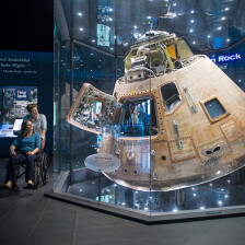 Besucher an der Mondkapsel im U.S. Space & Rocket Center in Huntsville, Alabama