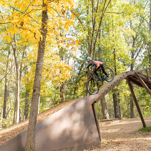 Mountainbiker auf einer Brücke im Coler Preserve, Arkansas