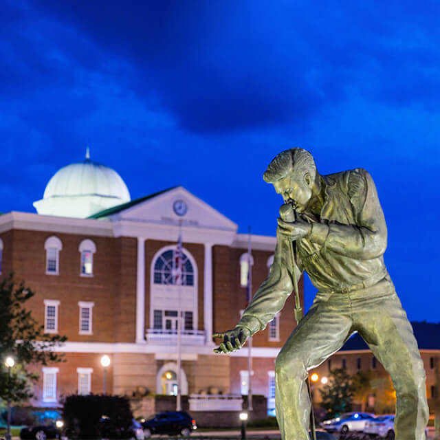Die Elvis Presley Homecoming Statue in Tupelo, Mississippi