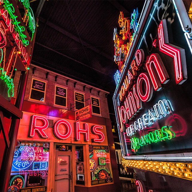 Bunt leuchtende Neonschilder im American Sign Museum gleich nördlich von Kentucky