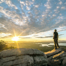 Blick auf den Sonnenuntergang von einem Gipfel im Cherokee Rock Village in Alabama