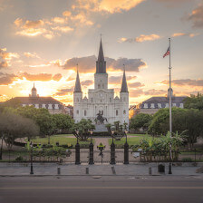 Die von Sonnenstrahlen umspielte St. Louis Cathedral in New Orleans, Louisiana