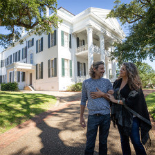 Besucher auf einem historischen Anwesen in Natchez, Mississippi