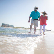Spaziergänger auf einem Strand am Golf von Mexiko in Alabama