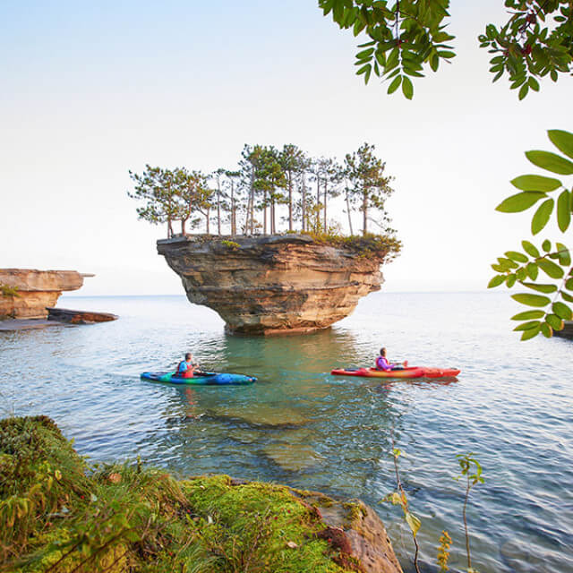 Kajakfahrer auf dem Lake Huron am Turnip Rock vor Port Austin, Michigan