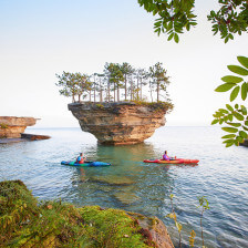 Kajakfahrer auf dem Lake Huron am Turnip Rock vor Port Austin, Michigan