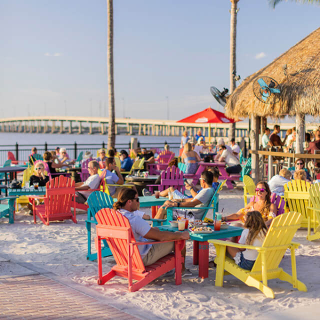 Gäste von TT's Tiki Bar am Strand von Punta Gorda, Florida