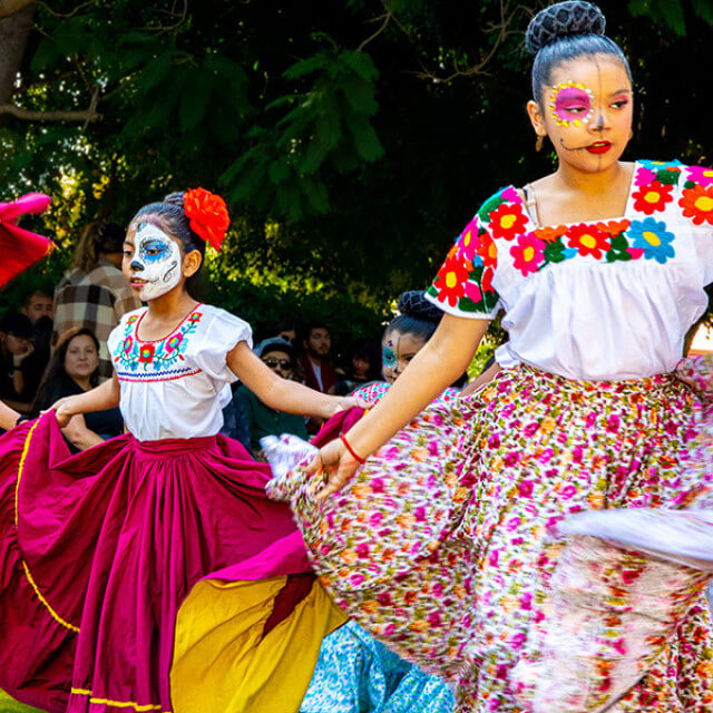 Feierlichkeiten zum Día de los Muertos in Santa Ana, Kalifornien