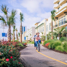 Radfahren auf der Strandpromenade von Virginia Beach, Virginia