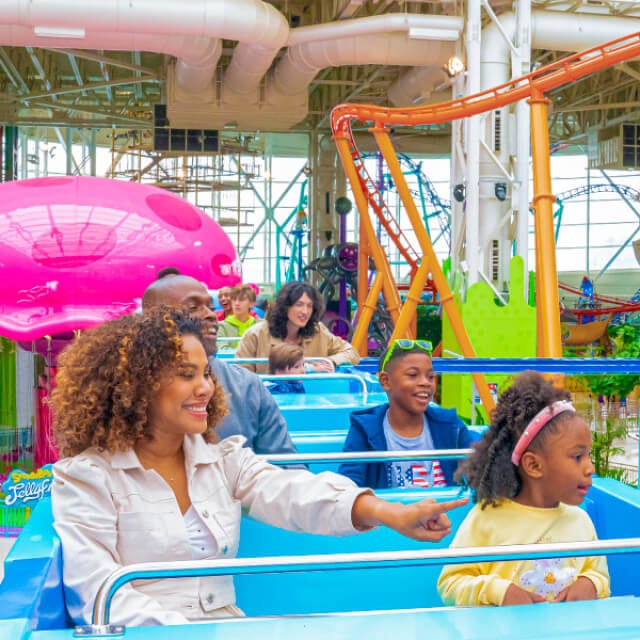 Besucher eines Indoor-Vergnügungsparks der Mall American Dream in East Rutherford, New Jersey
