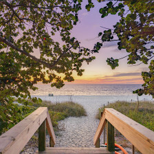 Sonnenuntergang über dem Meer an Floridas Paradise Coast