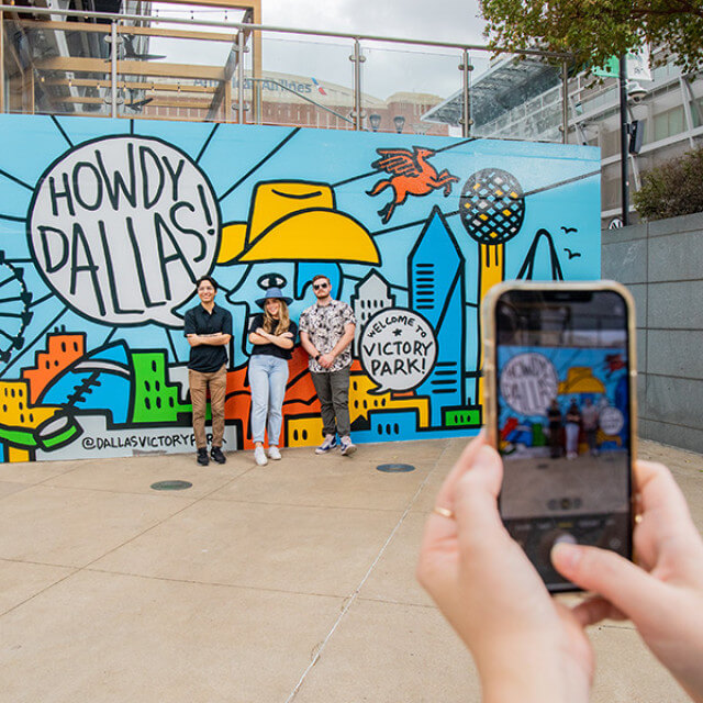 Fotogelegenheit vor einem Wandbild in Dallas, Texas