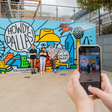 Fotogelegenheit vor einem Wandbild in Dallas, Texas