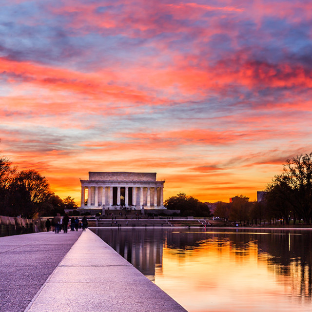 Sonnenuntergang über dem Reflexionsbecken am Lincoln Memorial in Washington, D.C.
