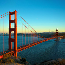 Die Golden Gate Bridge in San Francisco, Kalifornien, bei einsetzender Dämmerung