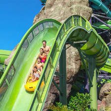 Fahrt mit dem Krakatau Aqua Coaster im Universal's Volcano Bay Water Theme Park in Orlando, Florida