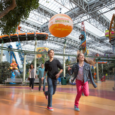 Der Themenpark Nickelodeon Universe in der Mall of America in Bloomington, Minnesota