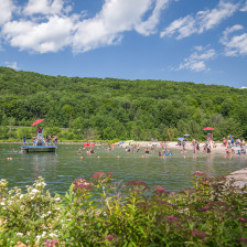 Badetag am North-South Lake Campground in den Catskills im Bundesstaat New York