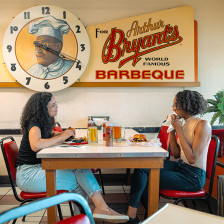 Gäste des Restaurants Arthur Bryant's Barbeque in Kansas City, Missouri