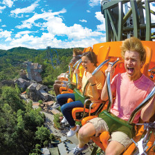 Aufregende Fahrgeschäfte im Dollywood-Freizeitpark in Pigeon Forge, Tennessee