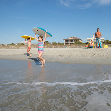 Familie beim Bodyboarden in Myrtle Beach, South Carolina