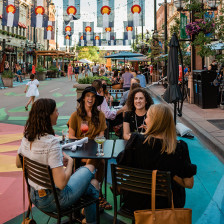 Essen unter freiem Himmel in der lebhaften Innenstadt von Denver, Colorado