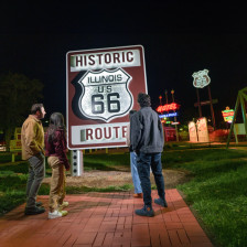 Die Neonbeleuchtung im Route 66 Legends Neon Park des Freizeitparks Illinois State Fairgrounds in Springfield