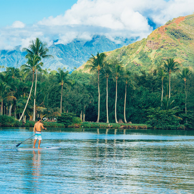 Stand-up-Paddleboarding mit atemberaubendem Blick auf Kauai, Hawaii