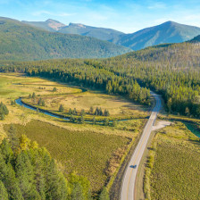 Fahrt durch die Berge und Täler von Montana
