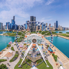 Das Centennial Wheel-Riesenrad auf dem Navy Pier in Chicago, Illinois, aus der Vogelperspektive