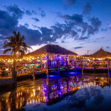 Abendliches Ambiente am SandBar Tiki & Grille in Englewood, Florida