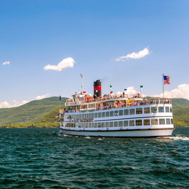 Rundfahrt mit einem Ausflugsdampfer auf dem Lake George im Bundesstaat New York