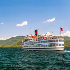 Rundfahrt mit einem Ausflugsdampfer auf dem Lake George im Bundesstaat New York