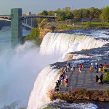 Die weltberühmten Niagarafälle im Niagara Falls State Park, New York